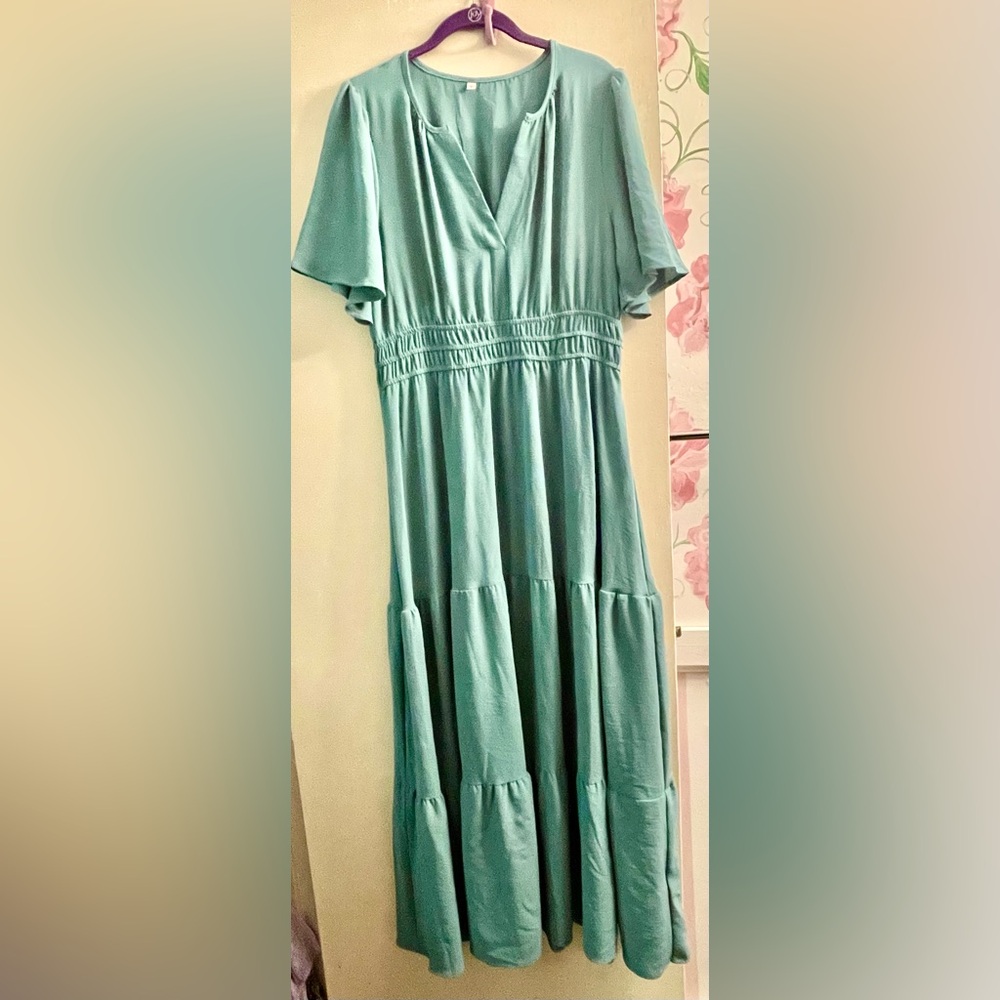 Green-ish Tiered MIDI Dress, Elastic Waist
SIZE LARGE     **LIKE NEW**